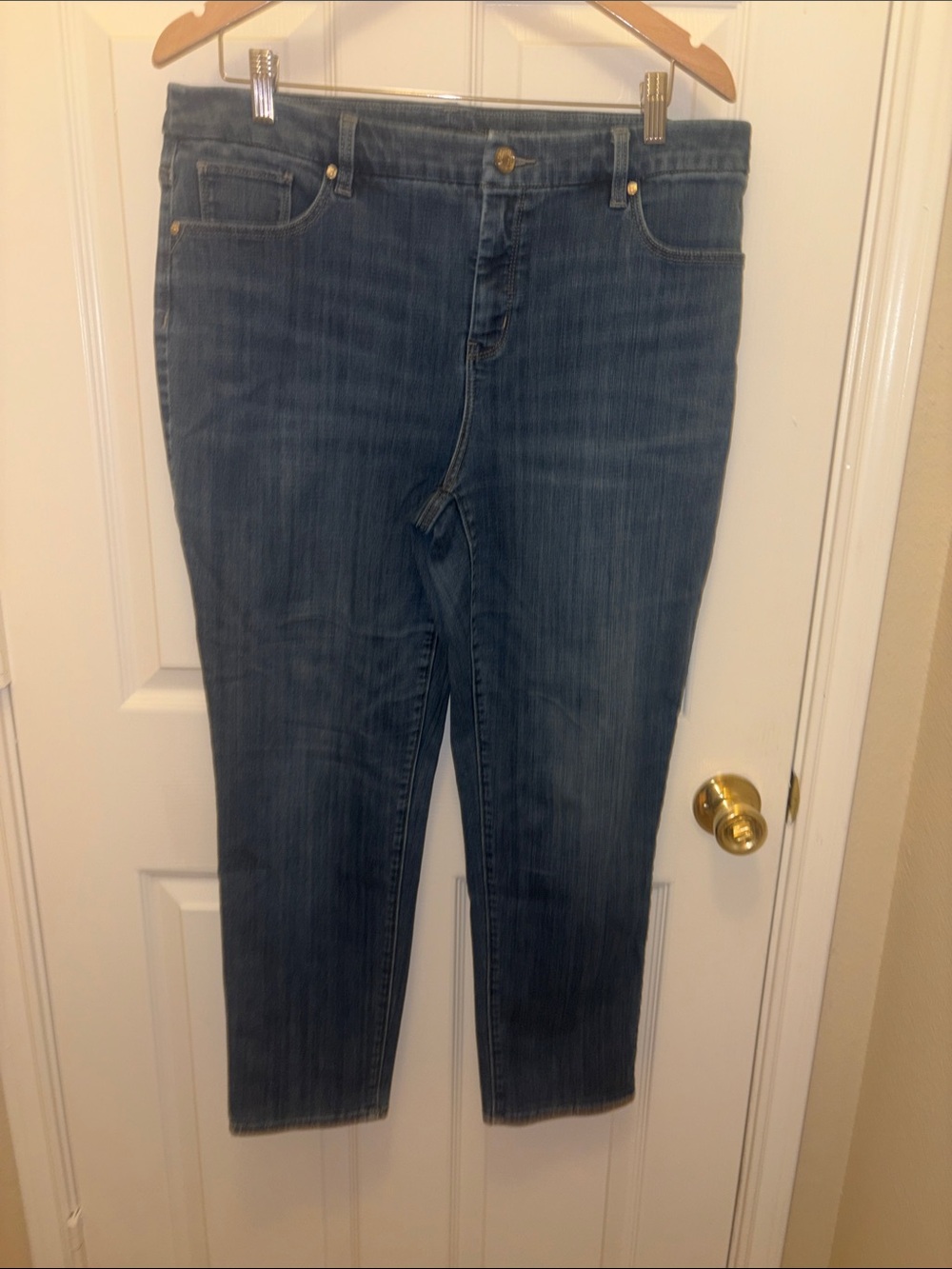 Chico's slimming Midwash Ankle Crop Jeans size 2(10) A074